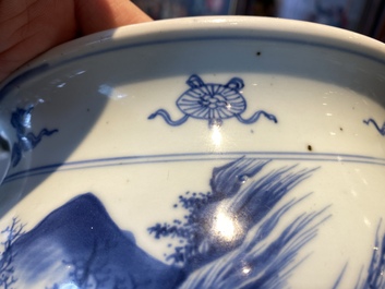 Un br&ucirc;le-parfum en porcelaine de Chine en bleu et blanc, Kangxi