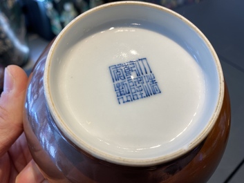 Een paar Chinese caf&eacute;-au-lait-geglazuurde kommen, Qianlong merk en periode