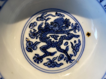 Een Chinese blauw-witte 'draken' kom met lan&ccedil;a-inscripties, Wanli merk en periode