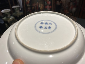 Een paar Chinese famille rose eierschaal borden met fijn grisaille en verguld decor, Yongzheng merk en periode