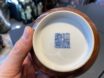 Een paar Chinese caf&eacute;-au-lait-geglazuurde kommen, Qianlong merk en periode