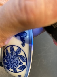 Een Chinese blauw-witte 'draken' kom met lan&ccedil;a-inscripties, Wanli merk en periode