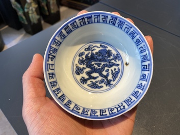 Een Chinese blauw-witte 'draken' kom met lan&ccedil;a-inscripties, Wanli merk en periode