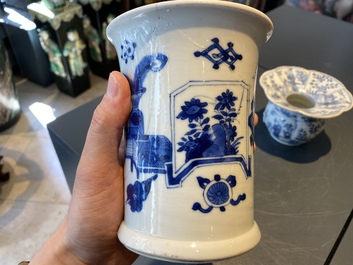 Een Chinese blauw-witte penselenbeker en een kwispedoor, Kangxi