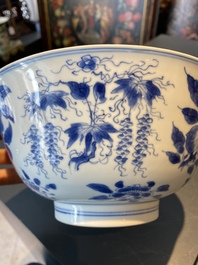 Een Chinese blauw-witte 'sanduo' kom, Kangxi merk en periode