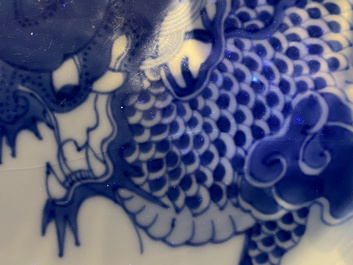 Een Chinese blauw-witte 'draken' kom, Yongzheng merk en periode