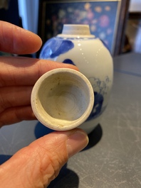 Een Chinese blauw-witte theebus met deksel, Kangxi