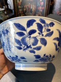 Een Chinese blauw-witte 'sanduo' kom, Kangxi merk en periode