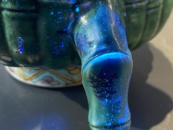 Een Chinese geribde verte biscuit theepot met deksel, Kangxi