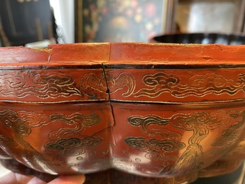 Une grande bo&icirc;te couverte lob&eacute;e en laque polychrome qiangjin et tianqi &agrave; d&eacute;cor de dragons, Chine, Kangxi/Qianlong