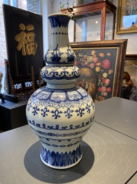 Een Chinese blauw-witte kalebasvaas, Jiajing merk, Qing