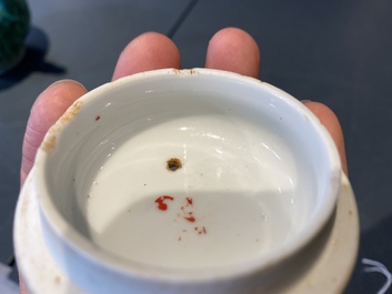 Een Chinese geribde verte biscuit theepot met deksel, Kangxi