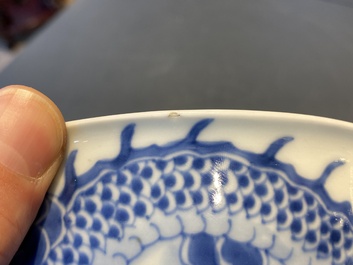 Een Chinese blauw-witte 'draken' kom, Yongzheng merk en periode