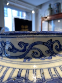 Een grote Chinese blauw-witte 'Drie vrienden van de winter' vaas, Ming