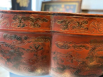 Une grande bo&icirc;te couverte lob&eacute;e en laque polychrome qiangjin et tianqi &agrave; d&eacute;cor de dragons, Chine, Kangxi/Qianlong