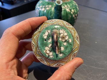 Een Chinese geribde verte biscuit theepot met deksel, Kangxi
