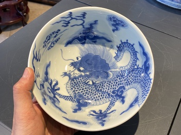 Een Chinese blauw-witte 'draken' kom, Yongzheng merk en periode