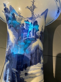 Un vase de forme 'yenyen' en porcelaine de Chine en bleu et blanc, Kangxi