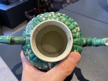 Een Chinese geribde verte biscuit theepot met deksel, Kangxi