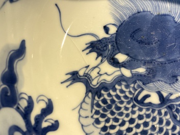 Een Chinese blauw-witte 'draken' kom, Yongzheng merk en periode