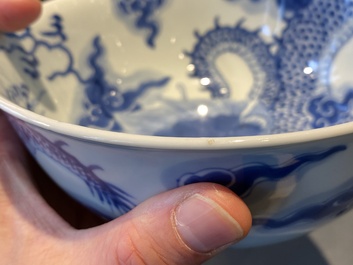 Een Chinese blauw-witte 'draken' kom, Yongzheng merk en periode