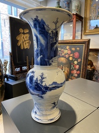 Un vase de forme 'yenyen' en porcelaine de Chine en bleu et blanc, Kangxi
