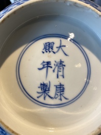 Een Chinese blauw-witte 'sanduo' kom, Kangxi merk en periode