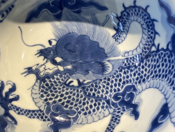 Een Chinese blauw-witte 'draken' kom, Yongzheng merk en periode