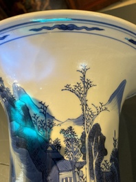 Un vase de forme 'yenyen' en porcelaine de Chine en bleu et blanc, Kangxi
