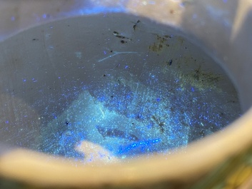 Een Chinese geribde verte biscuit theepot met deksel, Kangxi