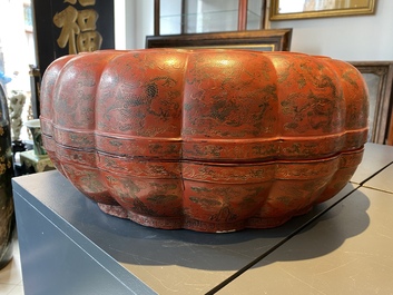Une grande bo&icirc;te couverte lob&eacute;e en laque polychrome qiangjin et tianqi &agrave; d&eacute;cor de dragons, Chine, Kangxi/Qianlong