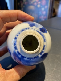 Een Chinese blauw-witte theebus met deksel, Kangxi
