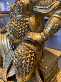 Een Chinese vergulde bronzen figuur van Guandi, Ming