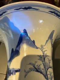 Un vase de forme 'yenyen' en porcelaine de Chine en bleu et blanc, Kangxi