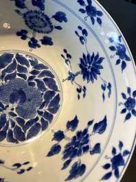 Een Chinese blauw-witte 'sanduo' kom, Kangxi merk en periode