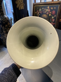 Un vase de forme 'yenyen' en porcelaine de Chine en bleu et blanc, Kangxi