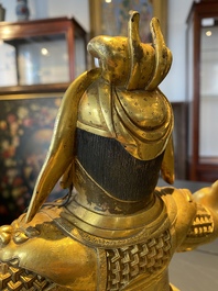 Een Chinese vergulde bronzen figuur van Guandi, Ming