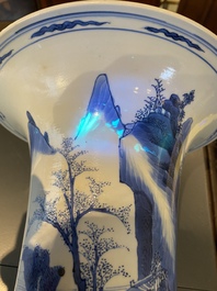Un vase de forme 'yenyen' en porcelaine de Chine en bleu et blanc, Kangxi