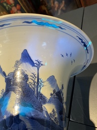 Un vase de forme 'yenyen' en porcelaine de Chine en bleu et blanc, Kangxi