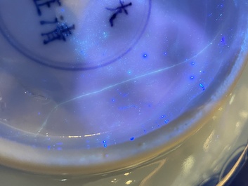 Een Chinese blauw-witte 'draken' kom, Yongzheng merk en periode