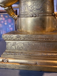 Een Chinese vergulde bronzen figuur van Guandi, Ming