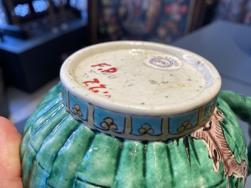 Een Chinese geribde verte biscuit theepot met deksel, Kangxi