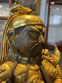 Een Chinese vergulde bronzen figuur van Guandi, Ming