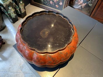 Une grande bo&icirc;te couverte lob&eacute;e en laque polychrome qiangjin et tianqi &agrave; d&eacute;cor de dragons, Chine, Kangxi/Qianlong