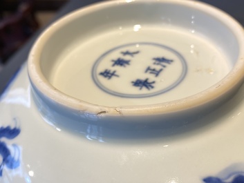 Een Chinese blauw-witte 'draken' kom, Yongzheng merk en periode