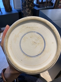Un vase de forme 'yenyen' en porcelaine de Chine en bleu et blanc, Kangxi