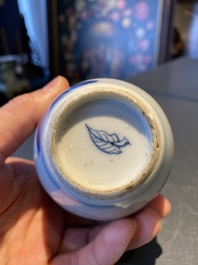 Een Chinese blauw-witte theebus met deksel, Kangxi