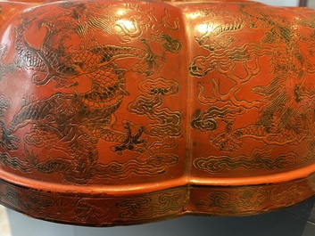 Une grande bo&icirc;te couverte lob&eacute;e en laque polychrome qiangjin et tianqi &agrave; d&eacute;cor de dragons, Chine, Kangxi/Qianlong