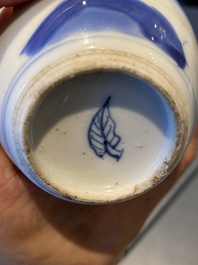 Een Chinese blauw-witte theebus met deksel, Kangxi