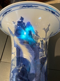 Un vase de forme 'yenyen' en porcelaine de Chine en bleu et blanc, Kangxi